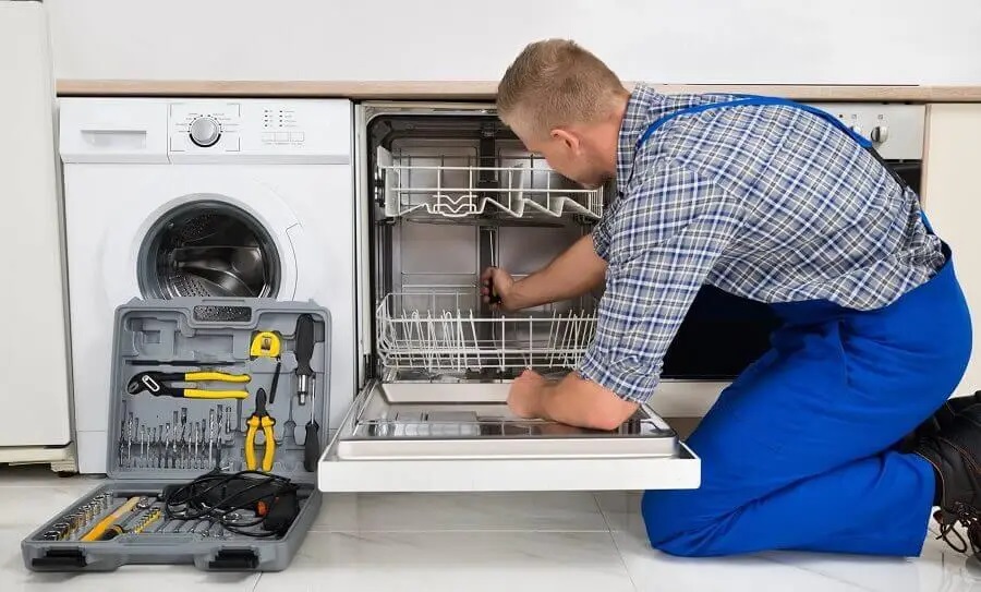 Sarıyer Gorenje servisi teknisyen ekibi beyaz eşya tamiri yaparken
